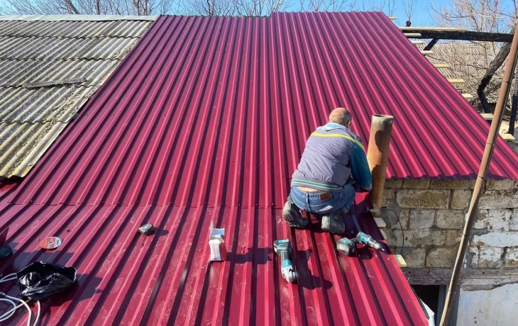 Евпаторийский филиал "Народный Контроль" помог семье участника СВО восстановить кровлю частного дома